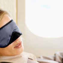 Slapende vrouw wordt vergeten in vliegtuig