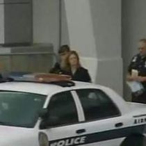 Stewardess opgepakt met pistool in handtas