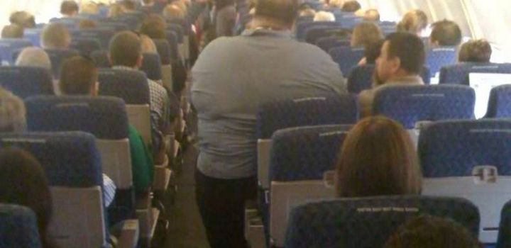 Discussie over zware mensen in het vliegtuig