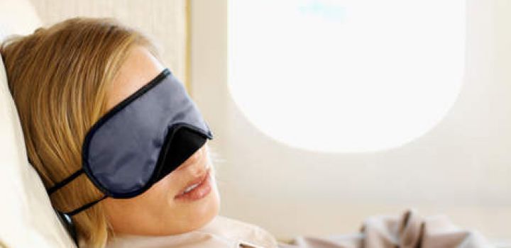 Slapende vrouw wordt vergeten in vliegtuig