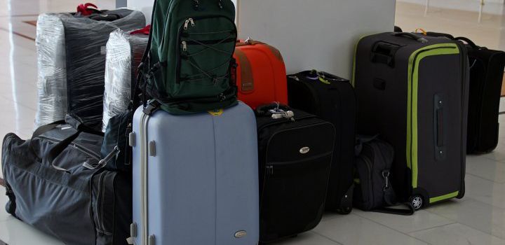 Veel mensen reizen met oude koffers